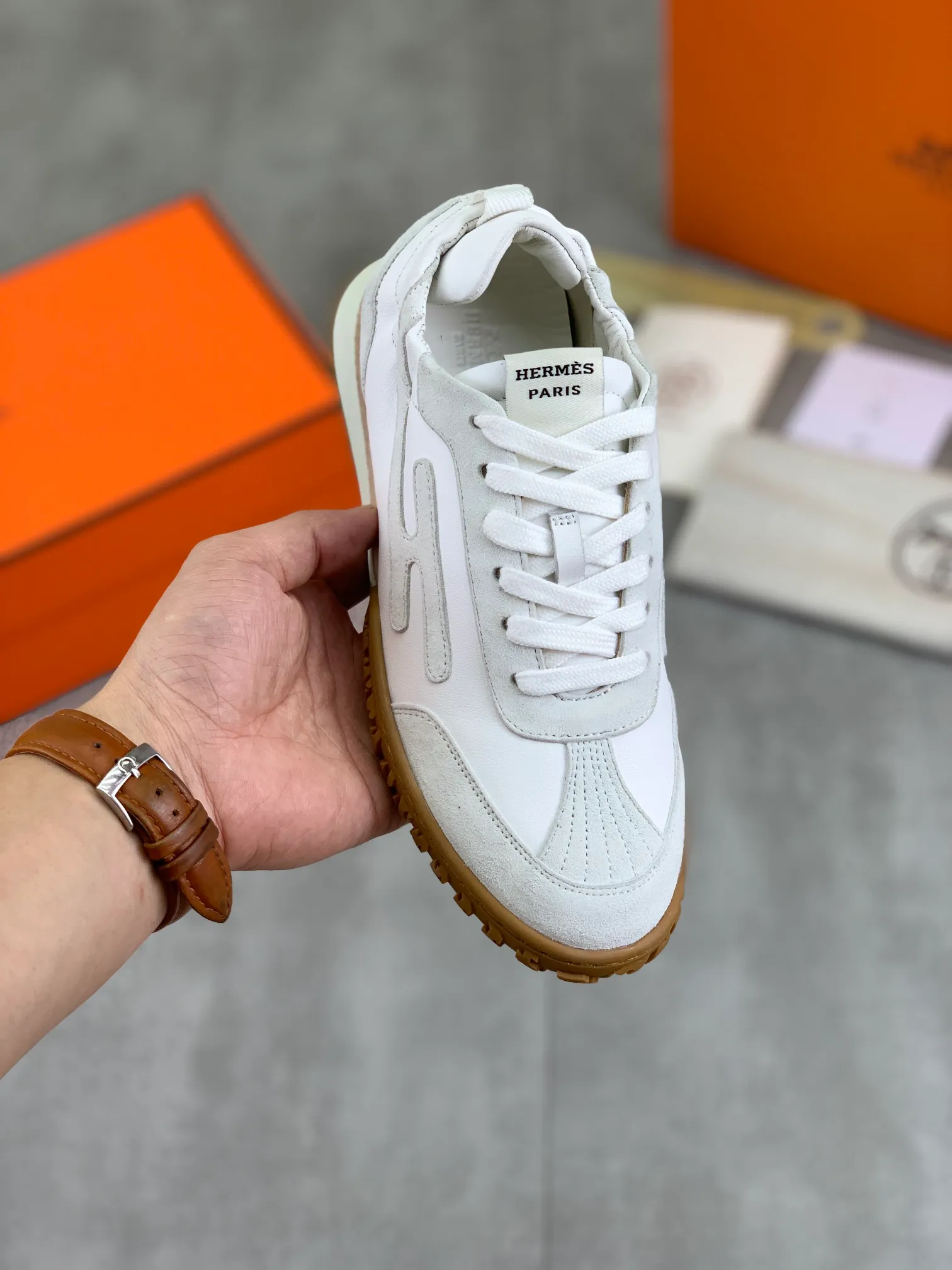 Men's men's shoes 💰P580 new top version original order Hermes Hermès couple 🧑‍🤝‍🧑 style Drift Sneaker autumn new casual sports shoes original purchase development and production H family men's classic series technical breathable fabrics with cowhide casual sports shoes casual sports dad shoes combine high-tech breathable materials and cowhide, H family exclusive button decoration on the side The outsole is full of H italic design and bright colors to show vitality and continue the brand design inspiration. Stroll around the city lightly and feel free and comfortable. Exquisite packaging at the delivery counter 🛍📦 ▪️Fabric: original customized breathable material + first layer of cowhide ▪️Inner lining: cowhide feet ▪️Outsole: molded and evacuated PU+TPU material ▪️Size: Female 34-40 (41 customized) Male 39-45 8️⃣ colors available Premium packaging